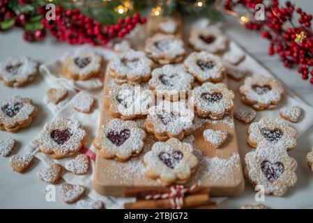 Biscotti Linzer ripieni di marmellata di lamponi rossi Foto Stock