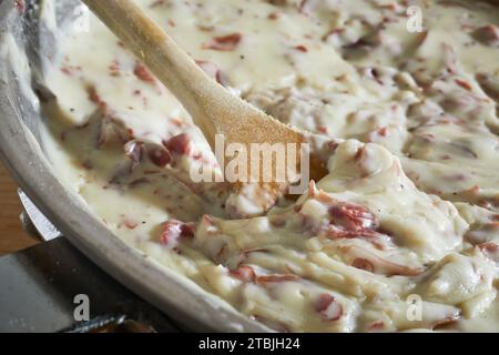 Manzo cremoso e scheggiato. Un classico piatto americano a base di carne salata conservata. Foto Stock