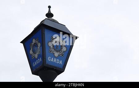 Cartello della stazione di polizia in Irlanda. Foto Stock