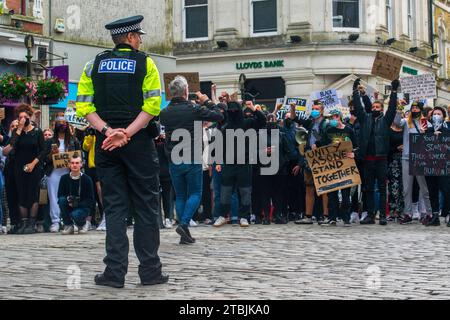 La polizia separa il BLM e contrattacca i manifestanti mentre si scontrano durante una marcia del BLM a Truro Foto Stock