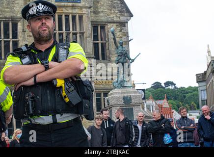 La polizia separa BLM e contro-manifestanti mentre si scontrano durante una marcia BLM a Truro Foto Stock