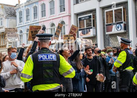 La polizia separa BLM e contro-manifestanti mentre si scontrano durante una marcia BLM a Truro Foto Stock