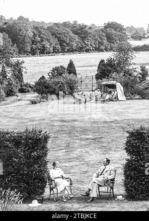 William e Mary Borthwick intrattenevano gli amici negli estesi giardini di Moles Farm vicino a Ware nel 1938 Foto Stock