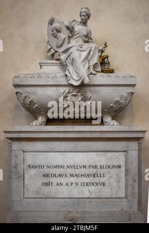 Firenze, Italia - 7 dicembre 2023: La tomba monumentale di Niccolò Machiavelli (1787) si trova nella Basilica di Santa Croce a Firenze. Foto Stock