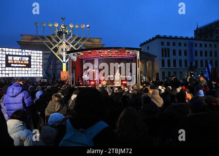 12/07/2023, Berlino, Germania. Famiglia del palcoscenico romano Yarden rapito, tedesco-israeliano. Il festival ebraico di otto giorni delle luci Hanukkah inizia giovedì 7 dicembre 2023. L'accensione della prima luce avviene come solenne cerimonia alla presenza del Cancelliere Olaf Scholz, del Sindaco di Berlino Kai Wegner e di H.E. Ambasciatore dello Stato di Israele Prof. Ron Prosor. Foto Stock