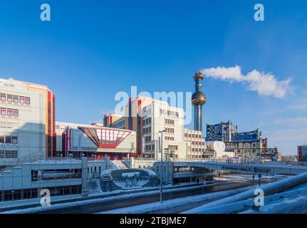 Vienna: Bundesamtsgebäude Josef-Holaubek-Platz, è sede degli uffici della direzione della polizia di Stato di Vienna e dell'Ufficio federale di polizia penale, S Foto Stock