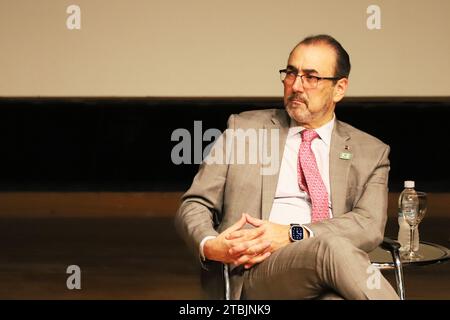 Rio De Janeiro, Brasile. 6 dicembre 2023. Sergio Díaz-Granados, presidente della Banca di sviluppo dell'America Latina e dei Caraibi - CAF, durante la firma dei contratti di raccolta fondi tra BNDES e NDB per progetti infrastrutturali sostenibili e mitigazione e adattamento ai cambiamenti climatici, presso la sede centrale della BNDES, nel centro di Rio de Janeiro, questo mercoledì 6 crediti: Brazil Photo Press/Alamy Live News Foto Stock