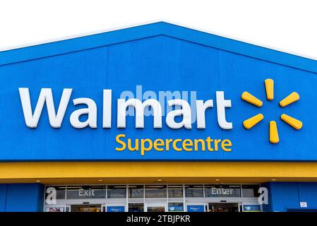 Toronto, ONTARIO, Canada - 30 agosto 2023: Visualizza il logo sul cartello anteriore del superstore Walmart in America Foto Stock