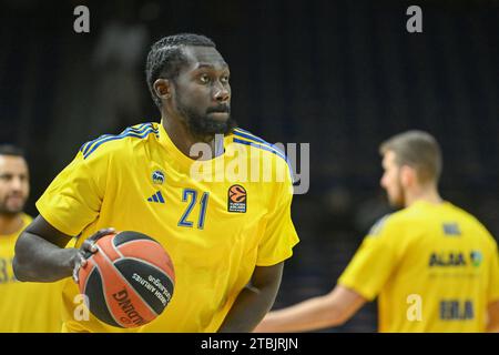 Berlino, Deutschland 07. Dicembre 2023: Basket EuroLeague - 2023/2024 - Alba Berlin vs. Anadolu Efes Istanbul IM Bild: Khalifa Koumadje (Alba Berlin) beim Aufwärmen Foto Stock