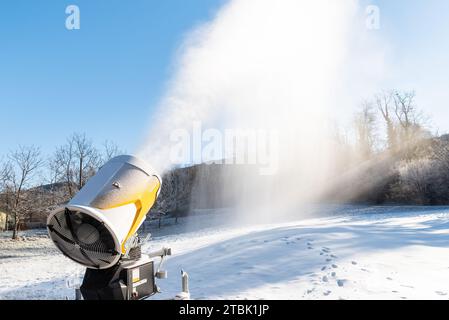 cannon produce neve artificiale per le piste da sci della stazione sciistica di Cunardo, in provincia di Varese, Lombardia, Italia Foto Stock