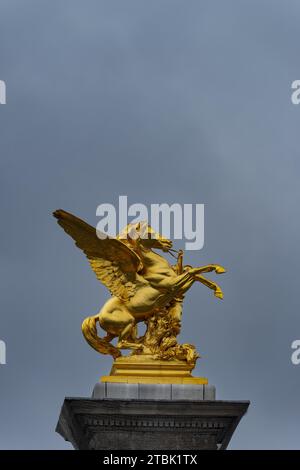 Colonna con il gruppo di figure "fama of War" sul ponte Pont Alexandre III. Oltre la Senna, Parigi, Francia, Europa Foto Stock