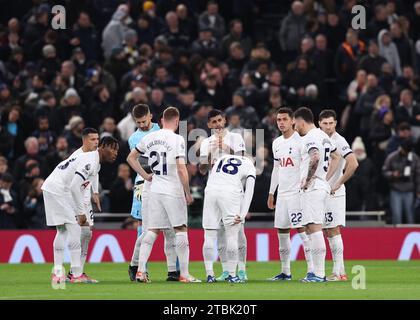Londra, Regno Unito. 7 dicembre 2023. I giocatori del Tottenham aspettano di formare un huddle pre-partita durante la partita di Premier League al Tottenham Hotspur Stadium di Londra. Il credito fotografico dovrebbe leggere: David Klein/Sportimage credito: Sportimage Ltd/Alamy Live News Foto Stock