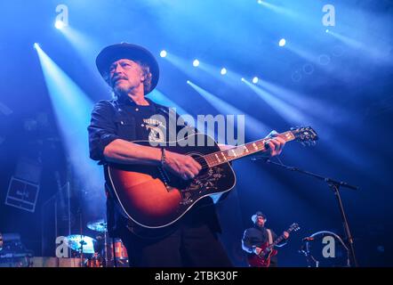 Colonia, Germania. 7 dicembre 2023. Wolfgang Niedecken sale sul palco. Al concerto "Zeitreise" dei BAP, la rock band Kölsch di Wolfgang Niedecken suonerà tutti i brani dei loro due album di successo "für usszeschnigge!" e 'von drinne noh drusse' ancora una volta dopo 40 anni. È il primo di quattro concerti. Crediti: Oliver Berg/dpa/Alamy Live News Foto Stock