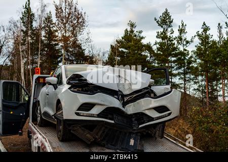 Ardino, Bulgaria - 2 dicembre 2023: Il veicolo a noleggio si è schiantato su un albero sulla strada di campagna tra Ardino e Karzdhali, i monti Rodophi e Car Was Foto Stock