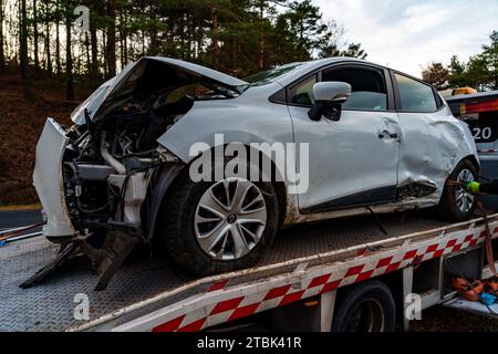 Ardino, Bulgaria - 2 dicembre 2023: Il veicolo a noleggio si è schiantato su un albero sulla strada di campagna tra Ardino e Karzdhali, i monti Rodophi e Car Was Foto Stock