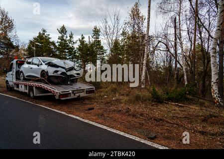 Ardino, Bulgaria - 2 dicembre 2023: Il veicolo a noleggio si è schiantato su un albero sulla strada di campagna tra Ardino e Karzdhali, i monti Rodophi e Car Was Foto Stock