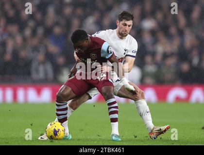 Londra, Regno Unito. 7 dicembre 2023. Mohammed Kudus del West Ham United tussles con Ben Davies del Tottenham durante la partita di Premier League al Tottenham Hotspur Stadium di Londra. Il credito fotografico dovrebbe leggere: David Klein/Sportimage credito: Sportimage Ltd/Alamy Live News Foto Stock