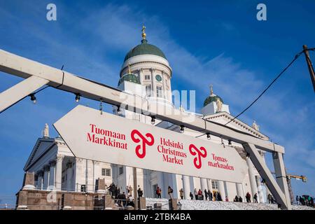 Tuomaan Markkinat o cartello del mercato di Natale di Helsinki contro la cattedrale di Helsinki in un soleggiato giorno di dicembre a Helsinki, Finlandia Foto Stock