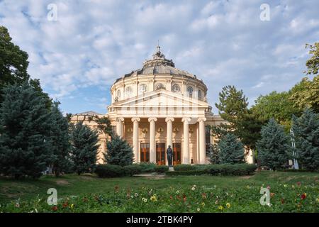 Ateneo Romeno (Ateneul Roman), edificio circolare della sala da concerto a cupola la sera con nuvole, un punto di riferimento a Bucarest, Romania Foto Stock