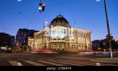 La facciata esterna del Teatro Volkstheater di Vienna (People Theatre) di questo punto di riferimento all'ora blu. Vienna, Austria - 26 settembre 2023. Foto Stock