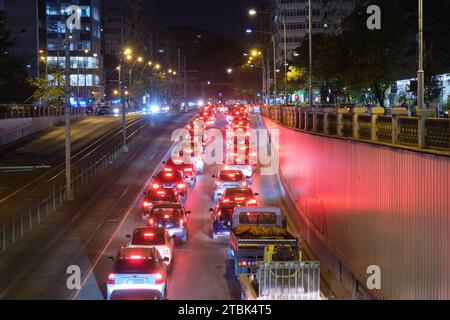 Le auto si bloccarono nel traffico notturno dell'ora di punta a Bucarest, in Romania, in un sottopassaggio chiamato Pasajul Victoriei. Bucarest, Romania - 12 agosto 2023. Foto Stock