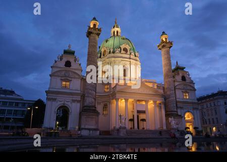 Chiesa di San Carlo (Karlskirche) all'ora blu a Resselpark, Vienna, Austria. Edificio di riferimento illuminato. Foto Stock