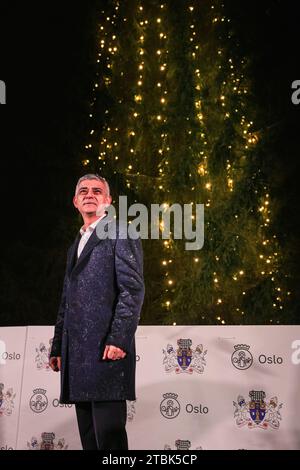 Londra, Regno Unito. 7 dicembre 2023. Sindaco di Londra Sadiq Khan. La cerimonia annuale di attivazione dell'albero di Natale di Trafalgar Square porta un'atmosfera festosa nel centro di Londra, con canti e canti corali. Ogni dicembre, un albero inviato dalla Norvegia a Londra come regalo per ringraziare la Gran Bretagna per il suo sostegno durante la seconda guerra mondiale. Crediti: Imageplotter/Alamy Live News Foto Stock