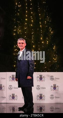 Londra, Regno Unito. 7 dicembre 2023. Sindaco di Londra Sadiq Khan. La cerimonia annuale di attivazione dell'albero di Natale di Trafalgar Square porta un'atmosfera festosa nel centro di Londra, con canti e canti corali. Ogni dicembre, un albero inviato dalla Norvegia a Londra come regalo per ringraziare la Gran Bretagna per il suo sostegno durante la seconda guerra mondiale. Crediti: Imageplotter/Alamy Live News Foto Stock