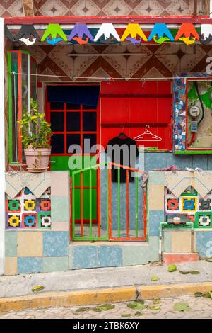 Messico, Isla Mujeres, un esterno molto colorato di una casa Foto Stock