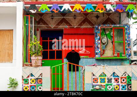 Messico, Isla Mujeres, un esterno molto colorato di una casa Foto Stock