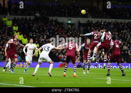 LONDON, UK - 7 dicembre 2023: Cristian Romero del Tottenham Hotspur segna il gol di apertura durante la partita di Premier League tra il Tottenham Hotspur e il West Ham United al Tottenham Hotspur Stadium (Credit: Craig Mercer/ Alamy Live News) Foto Stock