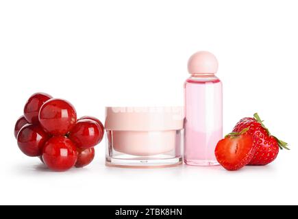 Prodotti cosmetici, uva e fragola su fondo bianco Foto Stock