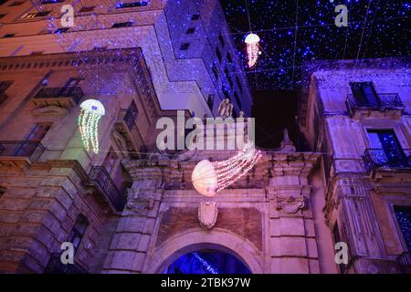 Una piazza storica con un mare pieno di meduse. Dal 24 novembre a Salerno è possibile visitare le cosiddette "luci d'artista". Tutte le strade della città vecchia e molte aree del centro città sono illuminate da splendidi disegni colorati. Ogni giorno, a partire dalle 17:00, le luci si accendono e creano un'atmosfera magica e suggestiva. Le installazioni di illuminazione sono create da artisti di fama internazionale e sono un mix di creatività, innovazione e tradizione. (Foto di Pasquale Senatore/Pacific Press) Foto Stock