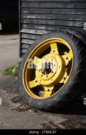 Ruota motrice raffigurata in un'azienda agricola a Chichester, West Sussex, Regno Unito. Foto Stock