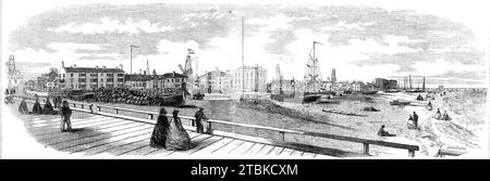 Vista degli edifici che si affacciano sul mare a Great Yarmouth [sulla costa del Norfolk], dal vecchio molo al molo di Britannia, 1861. "...illustrazione degli edifici di Yarmouth di fronte al mare, mostrando i miglioramenti tardivi. La vista, che si estende fino al molo di Britannia, è stata presa dalla piattaforma del molo 0ld, e comprende all'interno di questo spazio quelle più recentemente erette, la più evidente delle quali, quasi al centro, è la Sailor Home - un edificio suggestivo e nobile". Da "Illustrated London News", 1861. Foto Stock