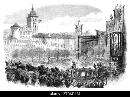 L'Incoronazione del Re e della Regina di Prussia: Entrata in K&#xf6;nigsberg [ora Kaliningrad] - la carrozza della Regina nella processione al castello - da uno schizzo dei nostri artisti speciali, 1861. "Lasciando la chiesa, il re e la regina, non appena hanno fatto la loro apparizione alla corte del palazzo, sono stati acclamati ad alta voce, e le band hanno suonato "God Save the King" e altra musica durante il ritorno della processione al palazzo...". Da "Illustrated London News", 1861. Foto Stock