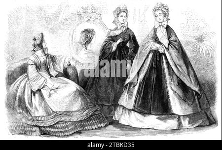 Abiti di Parigi per novembre 1861. «1. Il Manteau Marchesa... i rivestimenti e gli ornamenti sono in velluto, e i bordi sono delimitati da sottili rifiniture di seta liscia; il cappuccio è composto da velluto bordato con graffi. La veste di questo gabinetto è di velluti &#xe9;pingle; e il cofano di seta verde... sormontato da rose, sulle quali le piume... sono fatte cadere graziosamente. 2) il Manteau Hongrois. Questo mantello è composto principalmente da tessuto in pile di velluto... le maniche e i polsini sono delimitati da un cordoncino in raso. Abito in seta semplice; cofano di taffetas piqu&#xe9;, decorato con una piuma Foto Stock