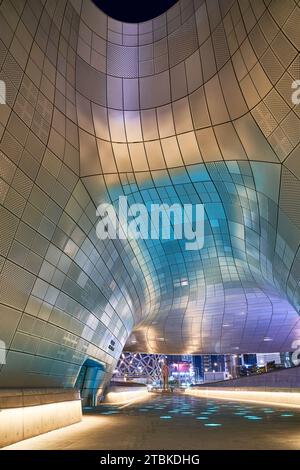Perla Arhitectural, DDP │ Dongdaemun Design Plaza, vista notturna della facciata di stile moderno, Seoul, Corea del Sud Foto Stock