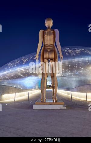 Perla Arhitectural, DDP │ Dongdaemun Design Plaza, vista notturna della facciata di stile moderno, Seoul, Corea del Sud Foto Stock