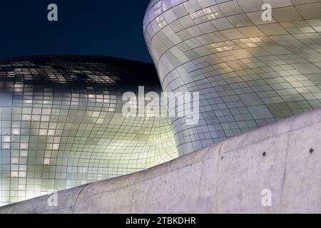 Perla Arhitectural, DDP │ Dongdaemun Design Plaza, vista notturna della facciata di stile moderno, Seoul, Corea del Sud Foto Stock