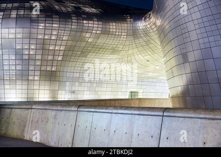Perla Arhitectural, DDP │ Dongdaemun Design Plaza, vista notturna della facciata di stile moderno, Seoul, Corea del Sud Foto Stock