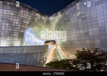 Perla Arhitectural, DDP │ Dongdaemun Design Plaza, vista notturna della facciata di stile moderno, Seoul, Corea del Sud Foto Stock