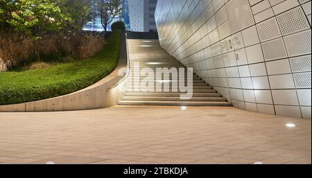 Perla Arhitectural, DDP │ Dongdaemun Design Plaza, vista notturna della facciata di stile moderno, Seoul, Corea del Sud Foto Stock