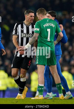 Liverpool, Regno Unito. 7 dicembre 2023. Jordan Pickford dell'Everton si scontra con Fabian Schar del Newcastle United durante la partita di Premier League a Goodison Park, Liverpool. Il credito fotografico dovrebbe leggere: Andrew Yates/Sportimage Credit: Sportimage Ltd/Alamy Live News Foto Stock