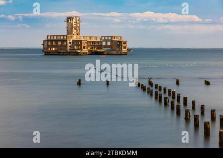 Gdynia, Polonia - 24 luglio 2023: Spiaggia di Babie Doly con vecchie rovine del molo e rovine della stanza dei siluri sul Mar Baltico Foto Stock