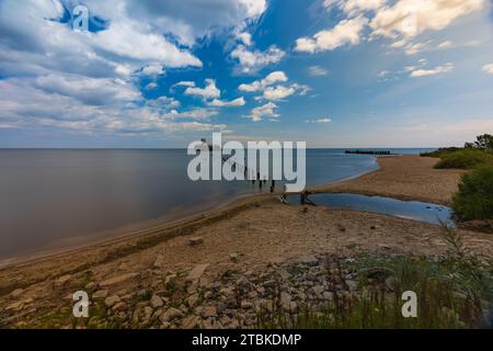 Gdynia, Polonia - 24 luglio 2023: Spiaggia di Babie Doly con vecchie rovine del molo e rovine della stanza dei siluri sul Mar Baltico Foto Stock