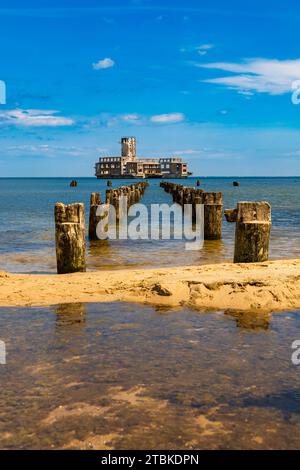 Gdynia, Polonia - 24 luglio 2023: Spiaggia di Babie Doly con vecchie rovine del molo e rovine della stanza dei siluri sul Mar Baltico Foto Stock