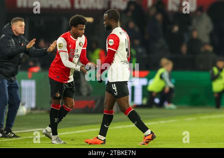 Rotterdam, Paesi Bassi. 7 dicembre 2023. ROTTERDAM, PAESI BASSI - 7 DICEMBRE: Lutsharel Geertruida di Feyenoord è sostituito da Javairo Dilrosun di Feyenoord durante il match olandese Eredivisie tra Feyenoord e FC Volendam allo Stadion Feijenoord il 7 dicembre 2023 a Rotterdam, Paesi Bassi (foto di Hans van der Valk/Orange Pictures) credito: Orange Pics BV/Alamy Live News Foto Stock