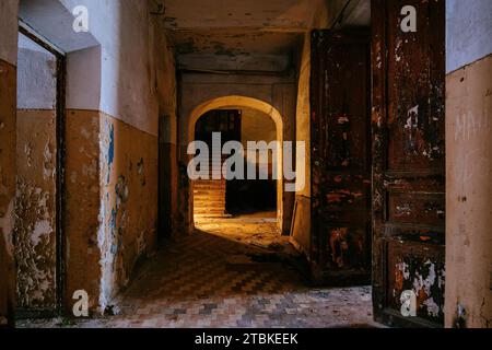 Corridoio scuro a volta in un vecchio edificio abbandonato. Foto Stock