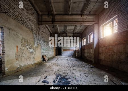 Vecchio vuoto rotto abbandonato edificio industriale interni. Foto Stock